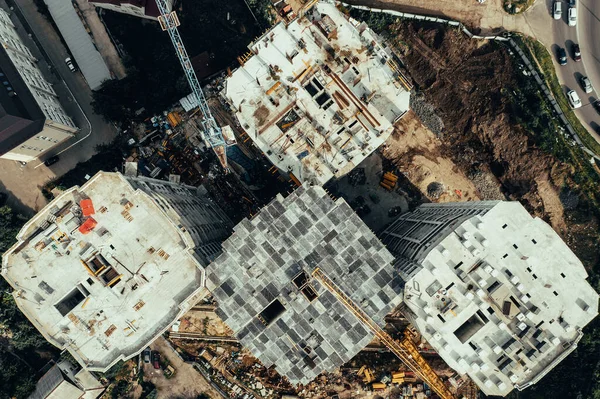Вид с воздуха на строительную площадку новых современных жилых домов. Развитие строительной отрасли — стоковое фото