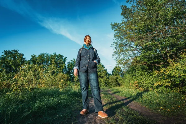 Porträtt av ung kvinna resenär i grön skog — Stockfoto