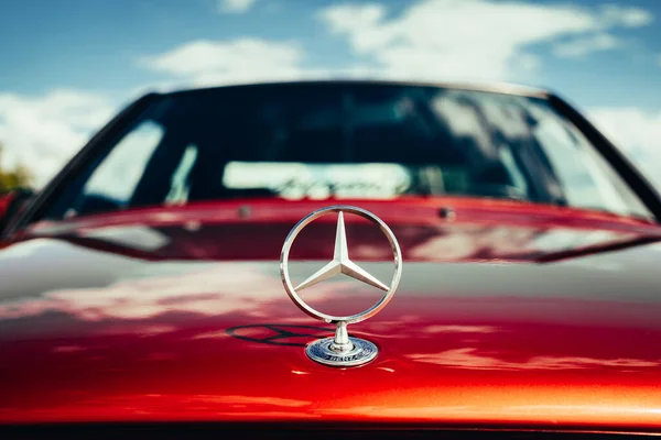 Russie, Voronezh - Vers 2019 : Mercedes Benz signe un logo sur le capot de la voiture, gros plan. Mercedes-Benz est une marque de commerce et un fabricant de voitures, camions, autobus et autres véhicules de qualité supérieure. — Photo