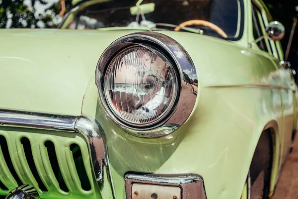 Lampe frontale d'une vieille voiture vintage accordée, gros plan. Véhicule à conducteur réduit — Photo