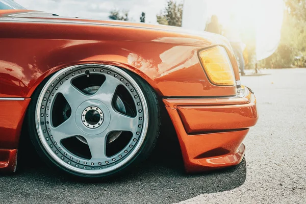 Rueda de coche de deporte roja Tuned, cerca. Automóvil deportivo de bajo nivel —  Fotos de Stock