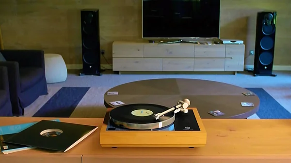 Gramofone Vinil music record retro player — Fotografia de Stock