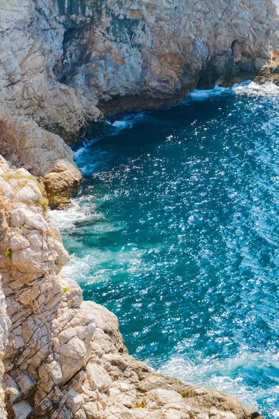 Água azul do Adriático e costa rochosa — Fotografia de Stock