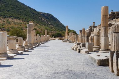 Çakıl geçit antik sütun kalıntıları arasında