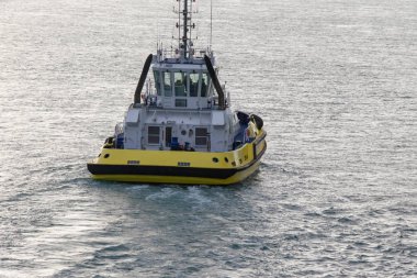 Pilot tekne arkasında 