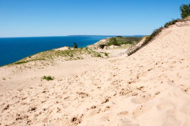 Kum tepelerinde ayak izleri