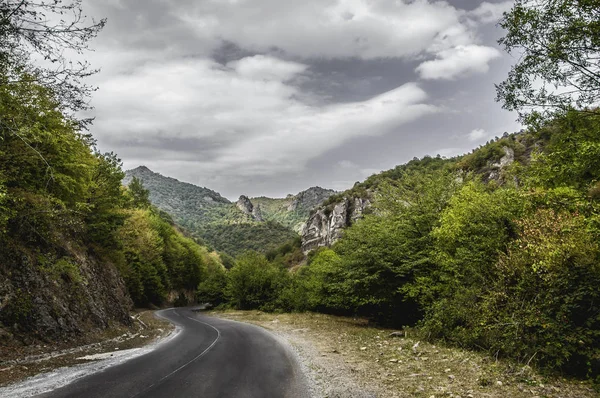 Estrada nas montanhas — Fotografia de Stock