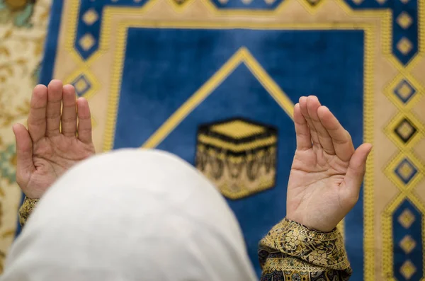 Τα χέρια του προσεύχεται γυναίκα — Φωτογραφία Αρχείου