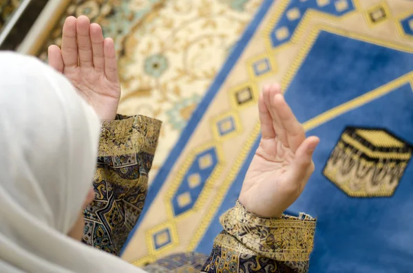 Mãos de mulher orando sentado no tapete — Fotografia de Stock