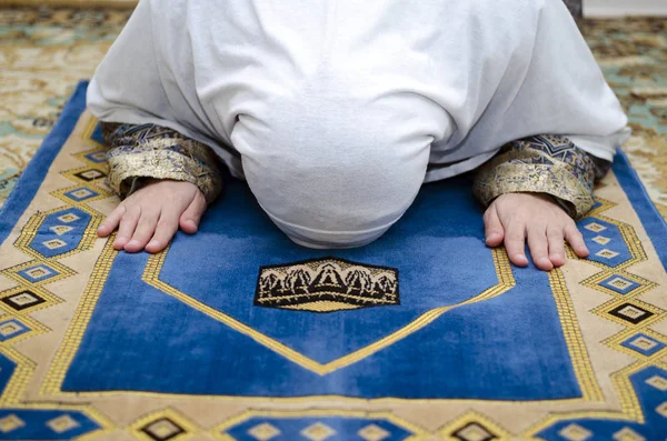 Молитовна жінка на килимку з лицьового боку — стокове фото