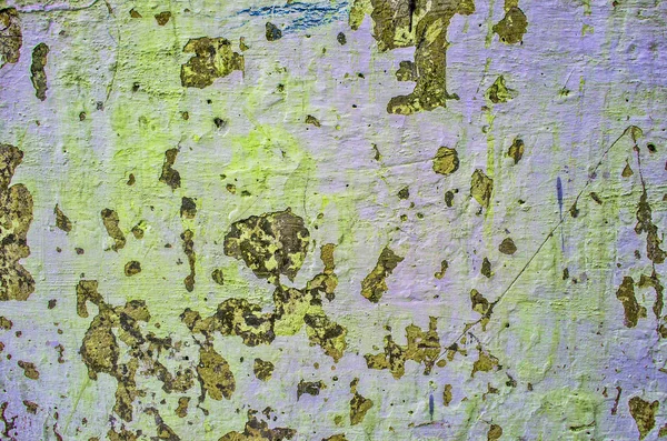 Фрагмент абстрактной сиреневой и зеленоватой покрашенной трещиной стены или лилового и зеленоватого цвета старой каменной поверхности для различных областей применения — стоковое фото