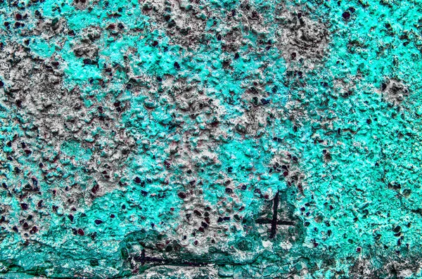 Фрагмент старой грандиозной текстуры с осколками краски и трещин или тонированной бетонной стеной и цементной поверхностью с небольшими камнями и металлическими элементами, грязными поверхностями — стоковое фото