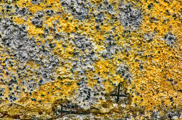 Fragmento de textura gruesa vieja con pintura astillada y grietas o pared de hormigón tonificado y superficie de cemento con piedras pequeñas y elementos metálicos, superficie sucia — Foto de Stock