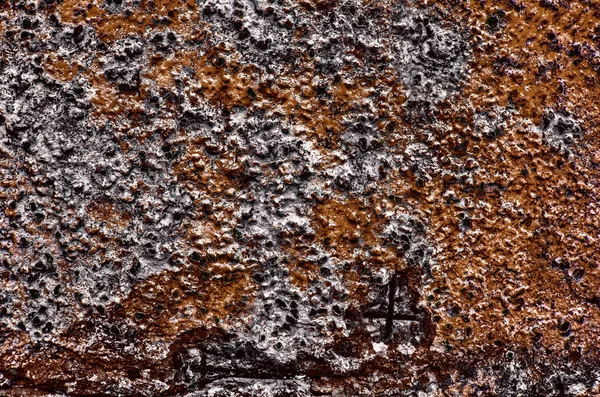 Фрагмент старой грандиозной текстуры с осколками краски и трещин или тонированной бетонной стеной и цементной поверхностью с небольшими камнями и металлическими элементами, грязными поверхностями — стоковое фото