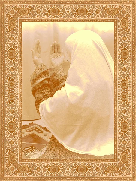 Karpet Persia Bingkai bertekstur, ornamen abstrak dengan Tangan wanita muslim di atas karpet Berdoa dalam pakaian tradisional, Wanita di Hijab, karpet Ka 'bah, merah muda sepia abu-abu warna kuning oranye coklat — Stok Foto