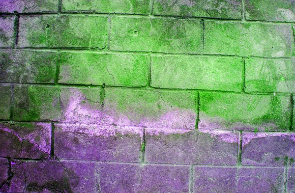 Fragment av gamla smutsiga tegelvägg med peeling gips textur vit grå brun svart grön blå lime gult orange maroon violett rosa turkos, stenens yta med sprickor, användbar som bakgrund tonas — Stockfoto