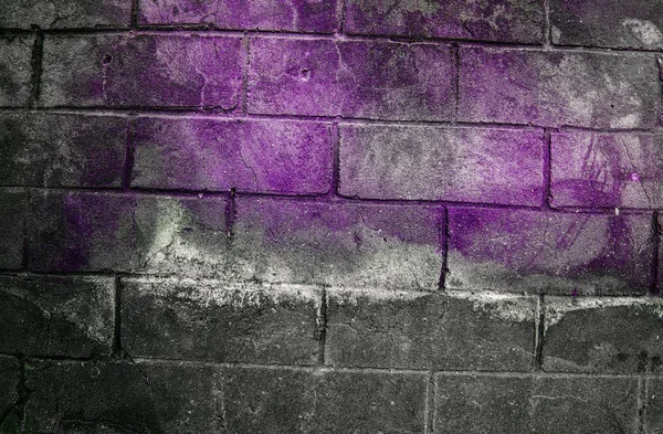 Fragmento de vieja pared de ladrillo sucio con textura de yeso pelado blanco gris marrón negro verde azul lima amarillo naranja granate violeta rosa turquesa, superficie de piedra con grietas, útil como fondo tonificado —  Fotos de Stock