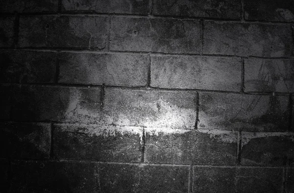 Fragmento de parede de tijolo sujo velho com descascamento gesso textura branco cinza marrom preto verde azul limão amarelo laranja marrom violeta rosa turquesa, superfície de pedra com rachaduras, útil como fundo tonificado — Fotografia de Stock