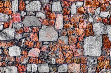 Eski nehir taşları doku beyaz gri kahverengi siyah yeşil mavi kireç sarı turuncu kestane rengi mor pembe turkuaz renkli arka plan, taş mozaik yüzey farklı türü ile tuğla duvar parçası