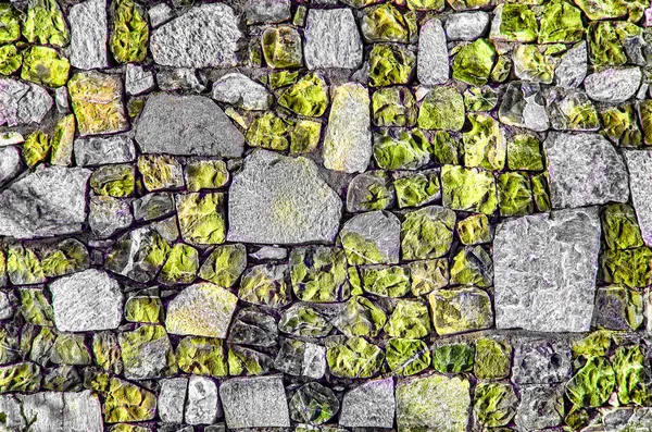 Fragment de vieux mur de briques avec des pierres de rivière texture blanc gris brun noir vert bleu citron vert jaune orange marron violet rose turquoise fond de couleur, différents types de pierres surface de la mosaïque — Photo