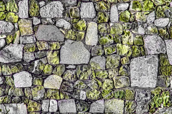 Fragment starego ceglanego muru z rzeki kamienie tekstura biały szary brązowy czarny zielony niebieski wapno żółty pomarańczowy bordowy fioletowy różowy turkus kolorowe tło, różnego rodzaju powierzchni mozaika kamienie — Zdjęcie stockowe