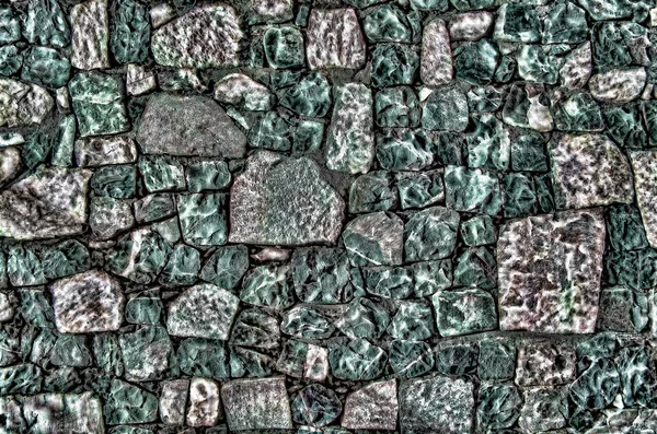 Fragment de vieux mur de briques avec des pierres de rivière texture blanc gris brun noir vert bleu citron vert jaune orange marron violet rose turquoise fond de couleur, différents types de pierres surface de la mosaïque — Photo