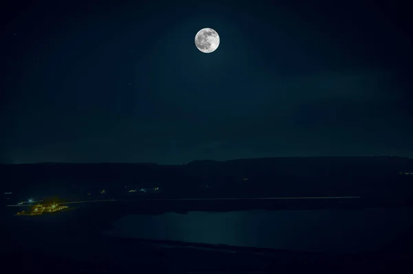 Красочный ночной пейзаж с озером, горами, полнолунием, голубым небом озера Ходжасан, Баку, Азербайджан. Pentasoft фото. Природа — стоковое фото