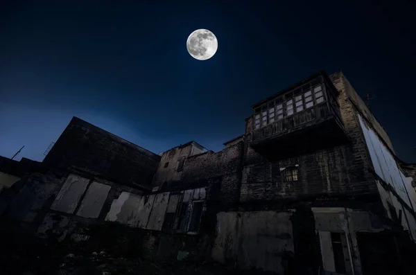 Full moon over the ruins of old grunge building in Baku at night, house with balcony. Sovetsky, Azerbaijan — Stock Photo, Image