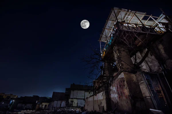 Régi grunge Baku éjjel, erkélyes ház épület romjai alatt telihold. Sovetsky, Azerbajdzsán — Stock Fotó