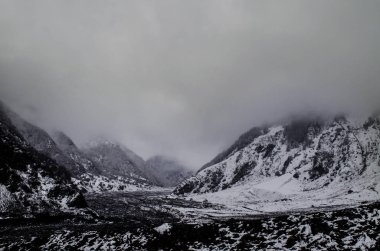 Dağlarda, Azerbaycan, Qax, Ilısu, Kaxi sisli kış manzara Panoraması