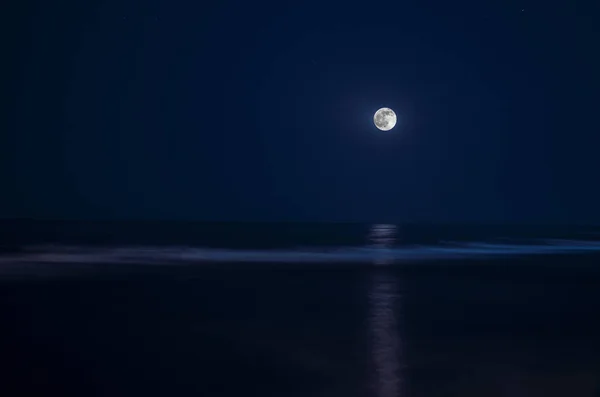 Pleine lune dans le ciel nocturne sur l'eau au clair de lune — Photo