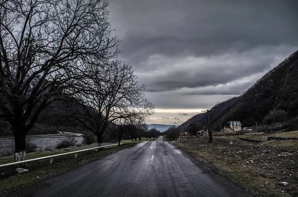 Horská silnice do vesnice Ilisu, Ázerbájdžán, Gakh — Stock fotografie