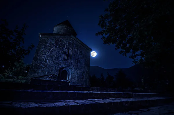 Nocny krajobraz Księżyc w pełni na stary Albański Kościół w Sheki, Azerbaijan — Zdjęcie stockowe