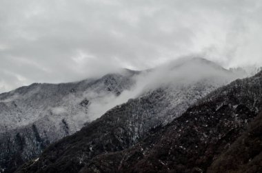 Dağlarda, Azerbaycan, Qax, Ilısu, Kaxi sisli kış manzara Panoraması
