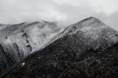 Dağlarda, Azerbaycan, Qax, Ilısu, Kaxi sisli kış manzara Panoraması