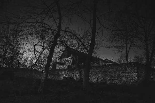 Haus im Nebel in der Nacht im Garten, Landschaft des Geisterhauses im dunklen Wald. — Stockfoto
