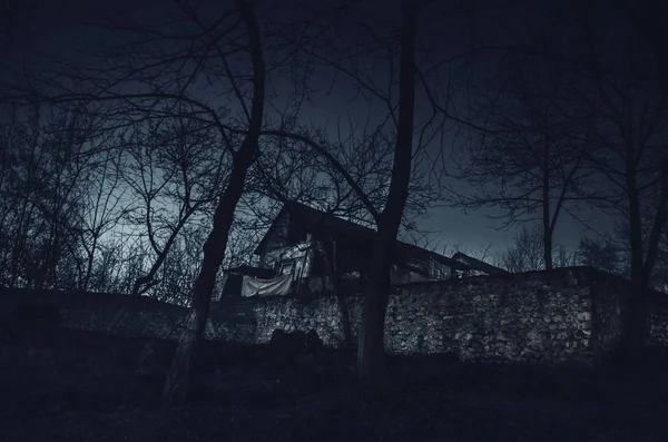 Дом в тумане ночью в саду, пейзаж дома-призрака в темном лесу . — стоковое фото