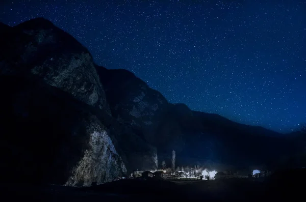 Hermosas estrellas en el cielo nocturno sobre las montañas — Foto de Stock