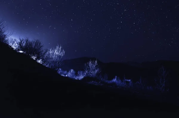 Beautiful stars on night sky over the mountains — Stock Photo, Image