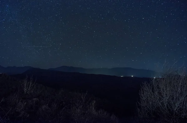 Krásné hvězdy na noční obloze nad horami — Stock fotografie