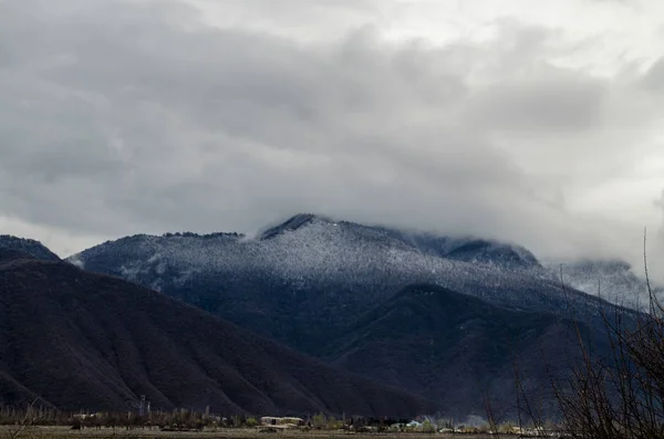 Montaña nieve paisaje naturaleza con árboles y niebla en Ilisu, Gakh Azerbaiyán, Gran Cáucaso —  Fotos de Stock