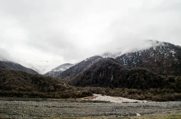 Montaña nieve paisaje naturaleza con árboles y niebla en Ilisu, Gakh Azerbaiyán, Gran Cáucaso — Foto de Stock