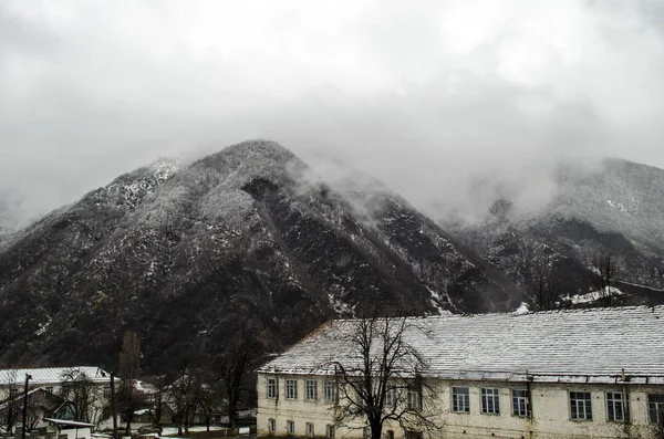 Montagna neve paesaggio natura con alberi e nebbia a Ilisu, Gakh Azerbaijan, Grande Caucaso — Foto Stock