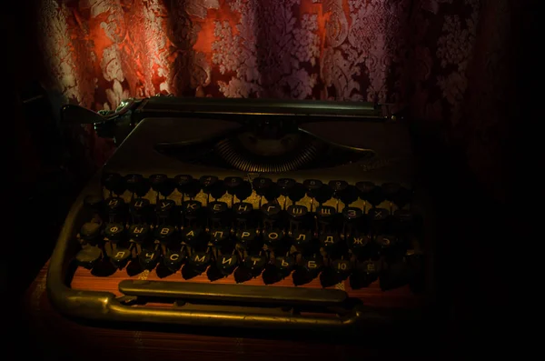 古董打字机。复古打字机机封面照片. — 图库照片