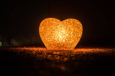Sevgililer günü kompozisyon koyu arka plan, seçici odak veya sevgi tebrik kartı kalp kırmızı yeşil pembe sarı renkli kalp yanan sweet ile