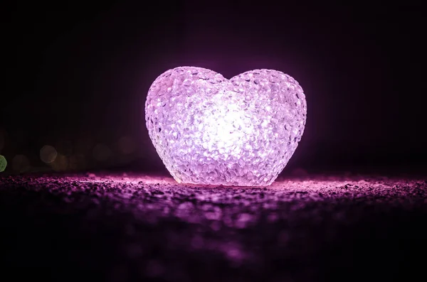 День святого Валентина композиция со сладким горящим разноцветным сердцем на темном фоне, избирательный фокус, или любовь поздравительная открытка сердца красный зеленый розовый желтый — стоковое фото