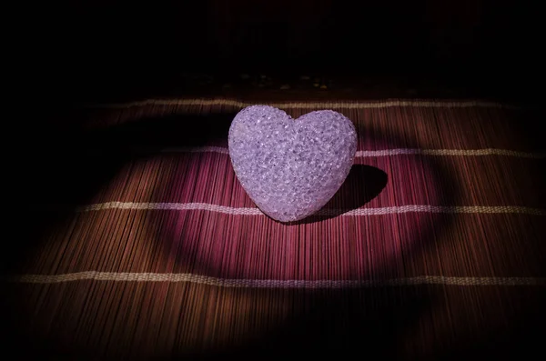 Composição do Dia dos Namorados com doce coração multicolorido ardente no fundo escuro, foco seletivo ou cartão de saudação do amor do coração vermelho verde rosa amarelo — Fotografia de Stock