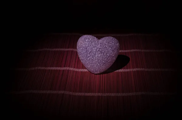 Composición del día de San Valentín con corazón multicolor ardiente dulce sobre fondo oscuro, enfoque selectivo o tarjeta de felicitación de amor de corazón rojo verde rosa amarillo —  Fotos de Stock