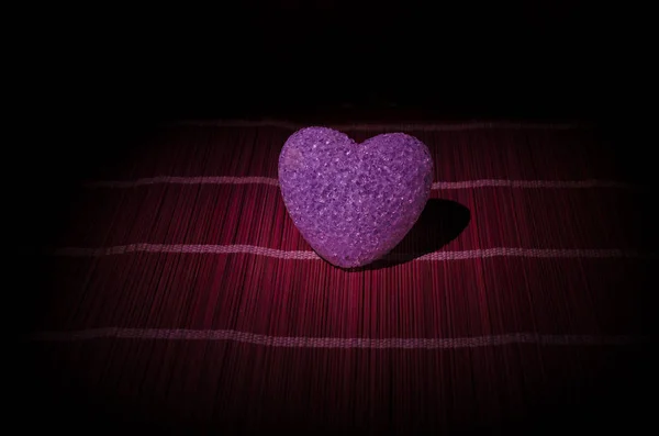 Composition de la Saint-Valentin avec coeur multicolore brûlant doux sur fond sombre, foyer sélectif ou carte de souhaits d'amour de coeur rouge vert rose jaune — Photo