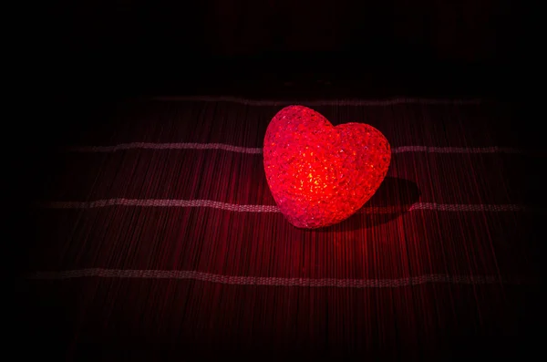Composição do Dia dos Namorados com doce coração multicolorido ardente no fundo escuro, foco seletivo ou cartão de saudação do amor do coração vermelho verde rosa amarelo — Fotografia de Stock